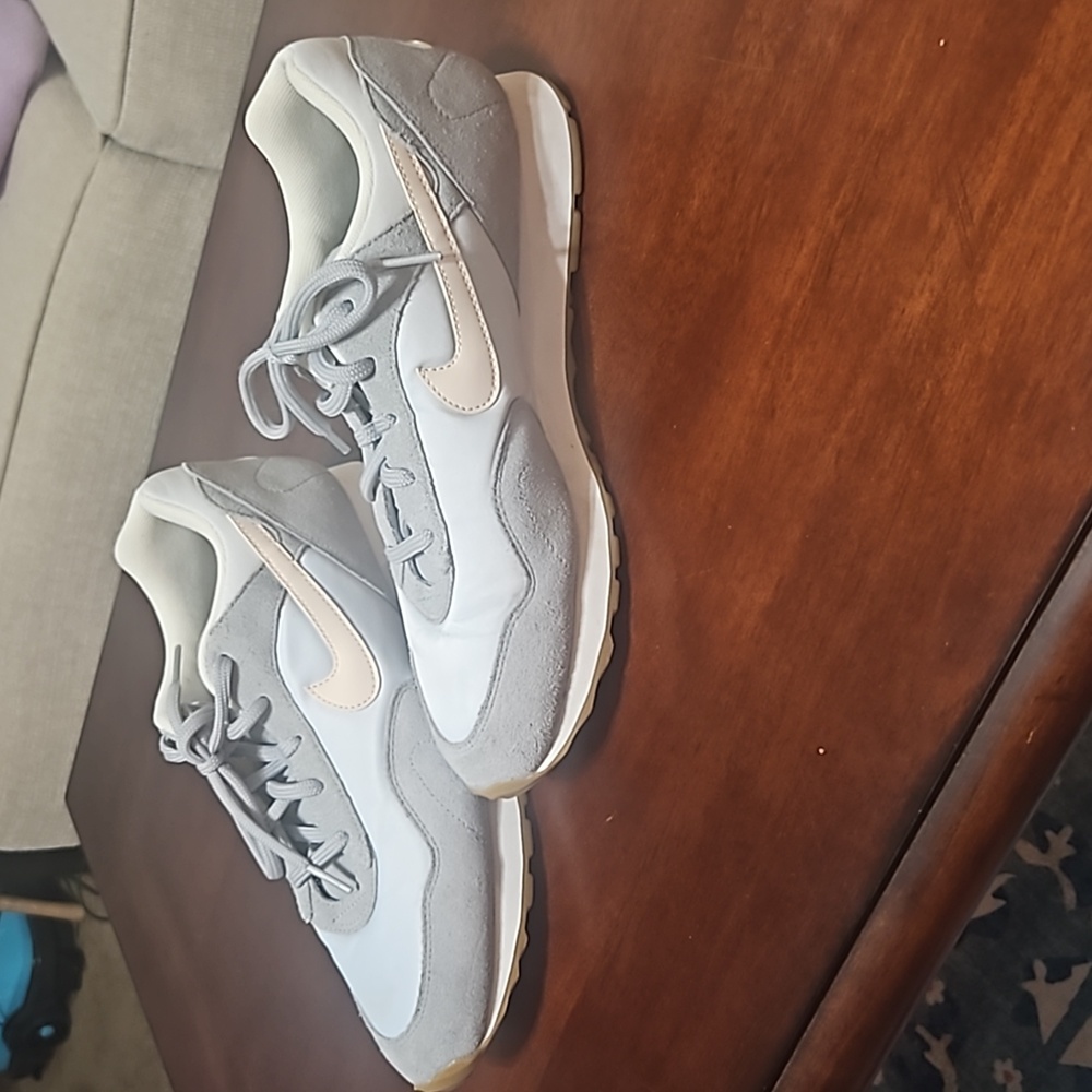 NIKE sneakers, size 9.5. Euc